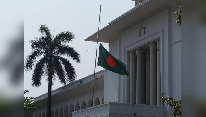 ফিলিস্তিনের জন্য বাংলাদেশের রাষ্ট্রীয় শোক। পতাকা অর্ধনমিত রাখা হয়েছে সরকারি-বেসরকারি প্রতিষ্ঠানে। শনিবার সকালে হাইকোর্ট থেকে তোলা। ছবি : আলী হোসেন মিন্টু