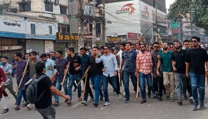 পল্টন মোড়ে পুলিশের সঙ্গে অবস্থান নিয়েছেন আওয়ামী লীগের নেতাকর্মীরা। প্রবা ফটো