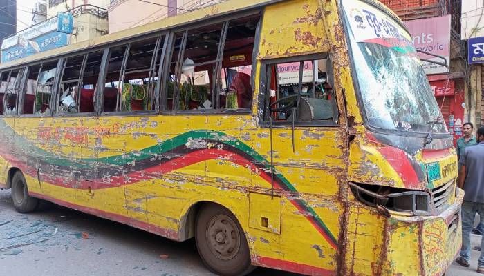 মিরপুরে শ্রমিক-পুলিশের সংঘর্ষ চলছে, বাস-কারখানা ভাঙচুর