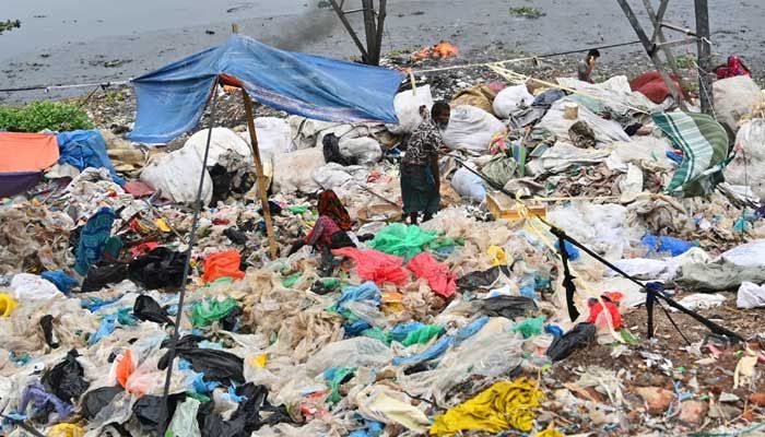 প্লাস্টিক রিসাইক্লিংয়ে ৪০০ টাকা মজুরি