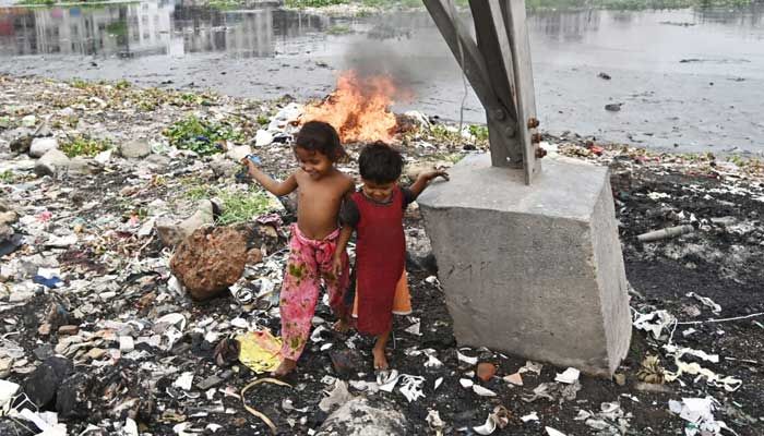 প্লাস্টিক রিসাইক্লিংয়ে ৪০০ টাকা মজুরি