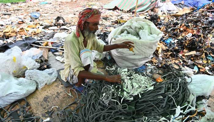 প্লাস্টিক রিসাইক্লিংয়ে ৪০০ টাকা মজুরি