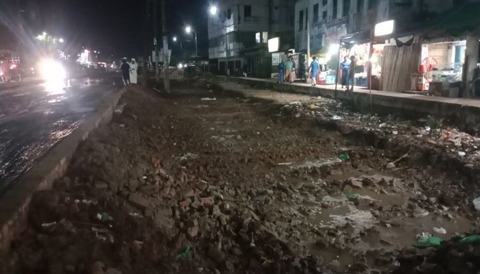 বদির বাধায় বন্ধ সড়কের সংস্কারকাজ