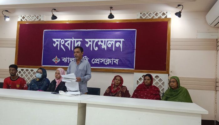 ঝালকাঠিতে দুই পরিবারের রাস্তা বন্ধ করল জেলা ছাত্রলীগের সাবেক সভাপতি 