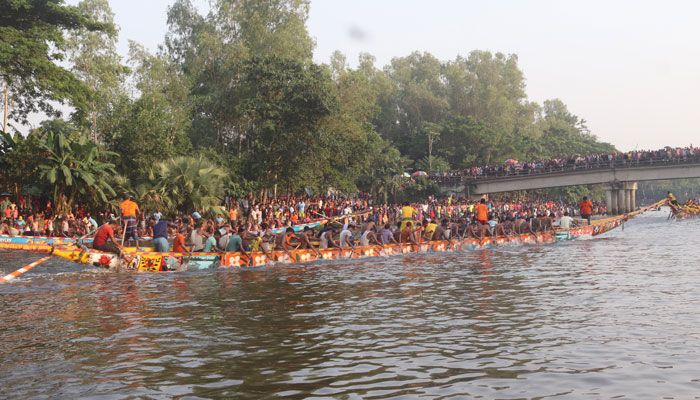 বগুড়ার খাউড়াদহ খালে ঐতিহ্যবাহী নৌকাবাইচ