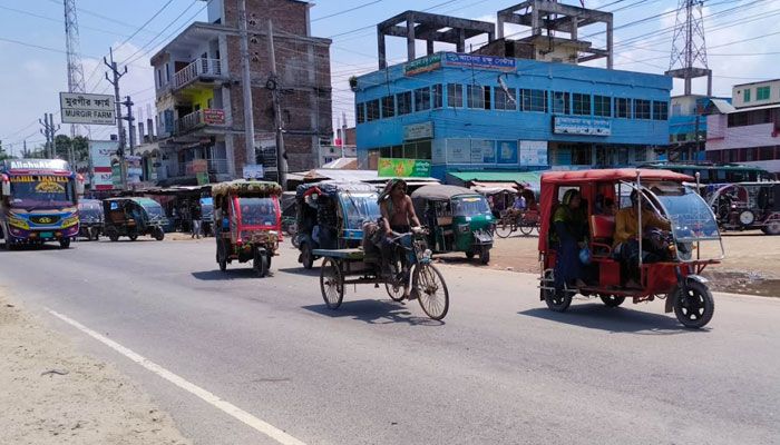 তিন দিন ধরে ঢাকা-রাজবাড়ী রুটে বাস চলাচল বন্ধ