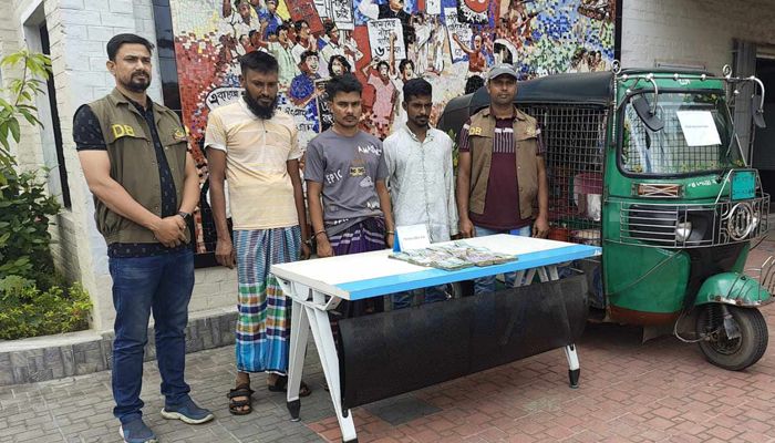 ছিনতাই মামলায় হাজিরা দিয়ে ফের ছিনতাই, গ্রেপ্তার ৩