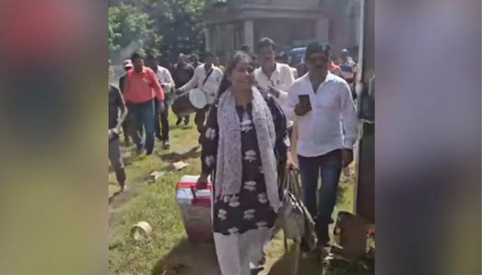 ঢাক-ঢোল বাজিয়ে মেয়ের বিচ্ছেদ উদযাপন