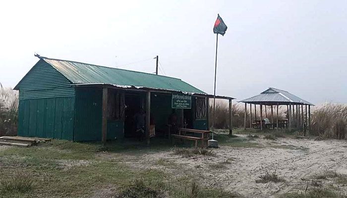 বিদ্যালয়ে এক দিন এসে স্বাক্ষর করেন ৭ দিনের