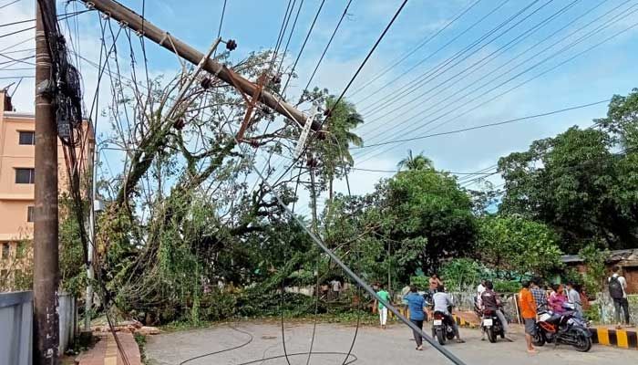 কক্সবাজারে বিদ্যুৎ ও নেটওয়ার্ক সচলে কাজ করছে প্রশাসন