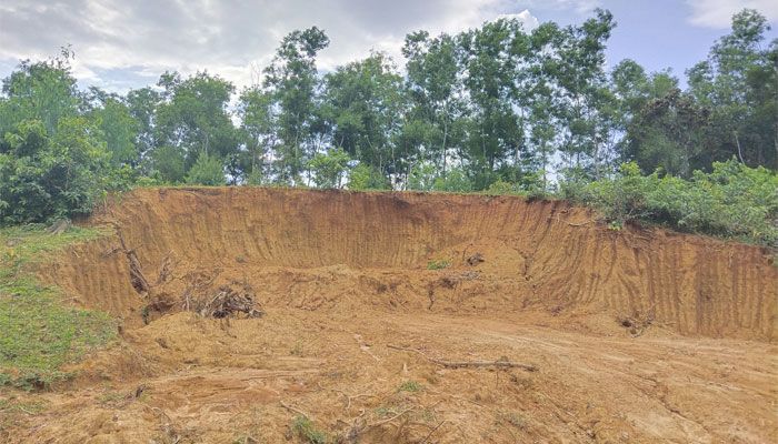 নির্বিচারে কাটা হচ্ছে সুলতান শাহ পাহাড়