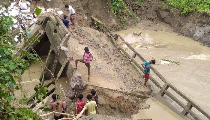 কালভার্ট ভেঙে যোগাযোগ বিচ্ছিন্ন ১০ গ্রামের মানুষ
