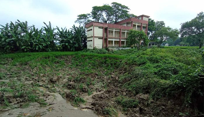 ব্রহ্মপুত্র নদের অব্যাহত স্রোত ও টানা বৃষ্টিতে ভাঙন ঝুঁকিতে ময়মনসিংহের ঈশ্বরগঞ্জ ইপজেলার চর আলগী সরকারি প্রাথমিক বিদ্যালয়। প্রবা ফটো