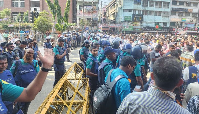 ব্যারিকেট ভেঙে সমাবেশে প্রবেশ করছে জামায়াতের নেতকর্মীরা। 