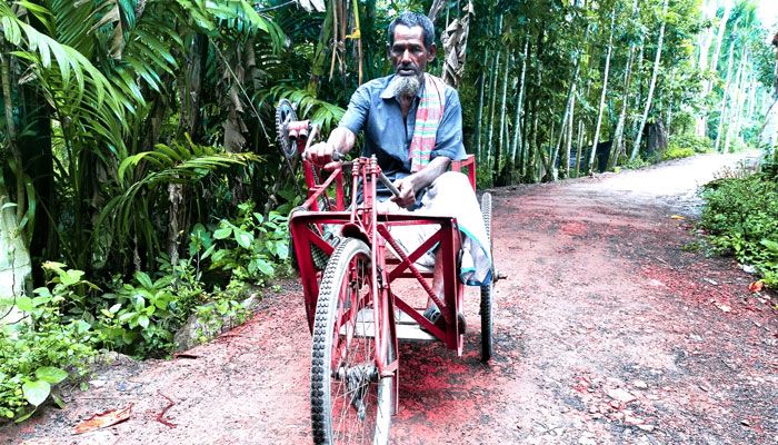হাতে প্যাডেল চেপে জীবনের চাকা ঘোরান আবুল কালাম