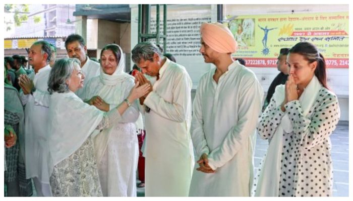 বেদির শেষকৃত্যে কাঁদলেন কপিল দেব