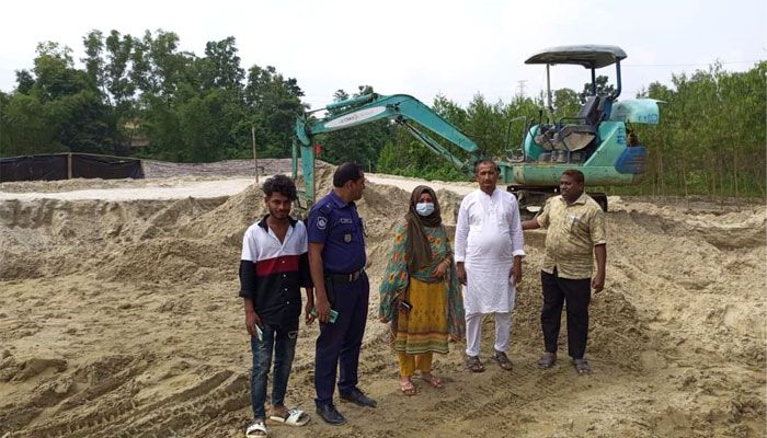 লোহাগাড়ায় অবৈধ বালু উত্তোলনের বিরুদ্ধে গণ অভিযান