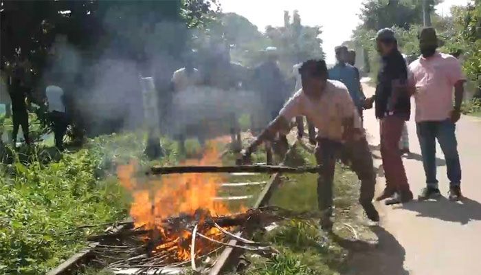 নোয়াখালীতে রেল লাইনে আগুন দিয়েছে অবরোধকারীরা