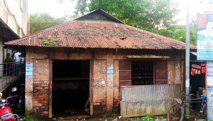 কমলগঞ্জ উপজেলার মুন্সীবাজার ডাকঘরের জরাজীর্ণ ও ঝুঁকিপূর্ণ ভবন। প্রবা ফটো