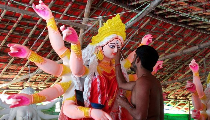 শেষ মুহূর্তে শিল্পীর রংতুলির আঁচড়ে প্রতিমা