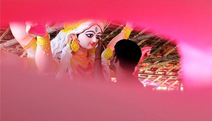 শেষ মুহূর্তে শিল্পীর রংতুলির আঁচড়ে প্রতিমা