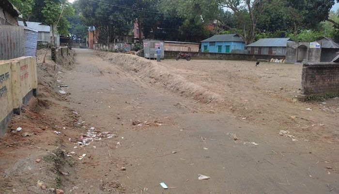 সরকারি রাস্তা জবরদখলের অভিযোগ ইউপি চেয়ারম্যানের বিরুদ্ধে