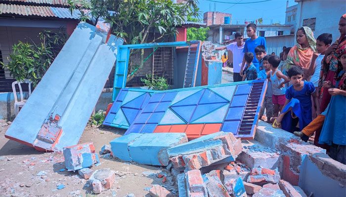 রূপগঞ্জে রোলারের ধাক্কায় স্কুলের দেয়াল ধসে শিক্ষার্থী নিহত