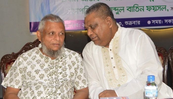 আরিফুল হক চৌধুরী ও আনোয়ারুজ্জামান চৌধুরী এক মঞ্চে। প্রবা ফটো 
