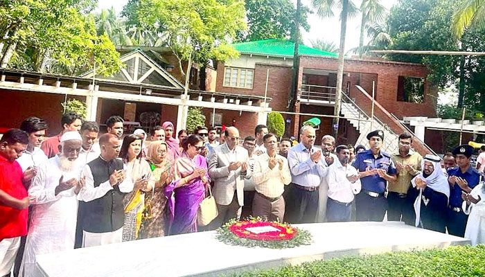 বঙ্গবন্ধুর সমাধিতে নবনিযুক্ত সমাজকল্যাণ সচিবের শ্রদ্ধা