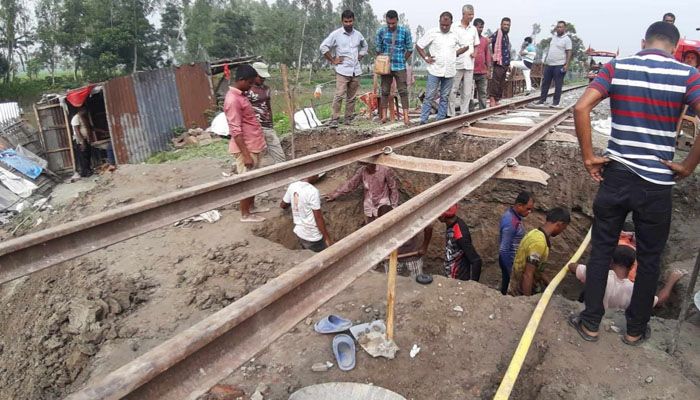 কুড়িগ্রামে বৃষ্টিতে ক্ষতিগ্রস্ত রেলপথ, ট্রেন চলাচল বন্ধ