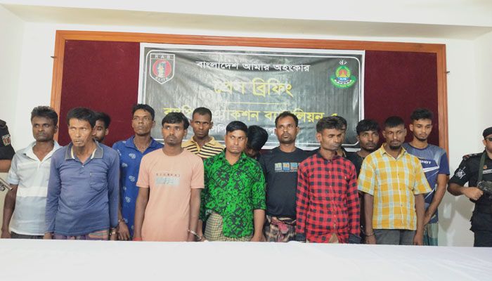 নওগাঁয় ডাকাত দলের ১৪ সদস্য গ্রেপ্তার