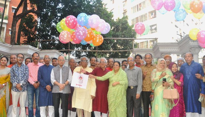 বই স্বপ্ন দেখার উপকরণ : পবিত্র সরকার