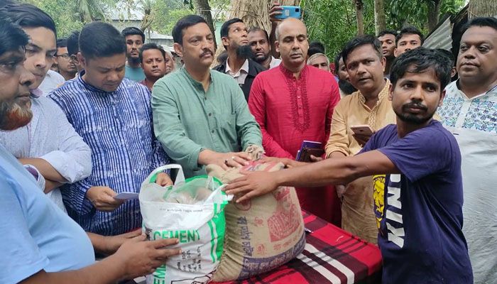 সালথায় টর্নেডোতে ক্ষতিগ্রস্তদের পাশে স্থানীয় সংসদ সদস্য