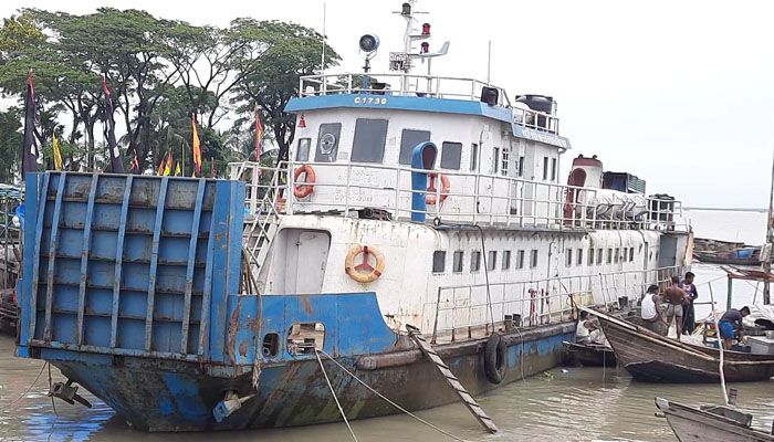 অর্ধেক সময় চলে না সি-ট্রাক, অবৈধ নৌযানই ভরসা