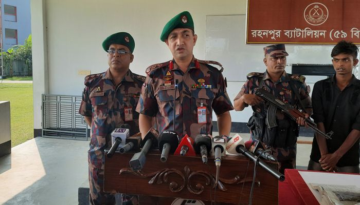 চাঁপাই সীমান্তে বেড়েছে অস্ত্র চোরাচালান