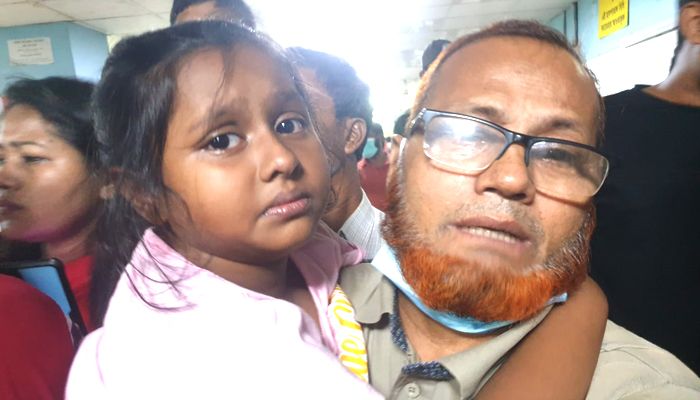 নিহত পুলিশ সদস্যের শিশুকন্যার প্রশ্ন, আমার বাবা কই