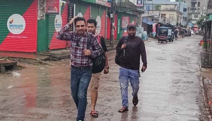 কুয়াকাটা ছাড়ছে পর্যটকরা 