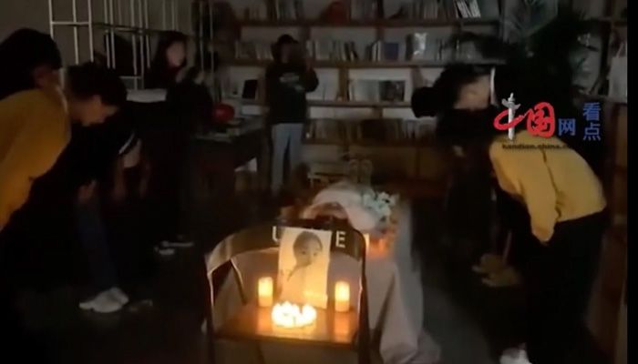 ব্রেকআপের পর নিজের ‘শেষকৃত্য’ করল তরুণী