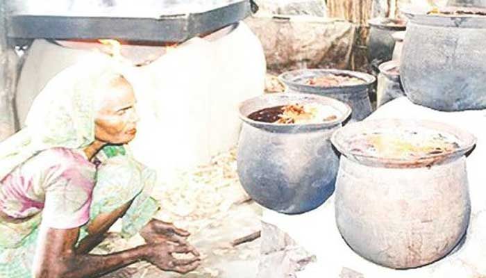 রঙ হারিয়ে বিবর্ণ খয়ের শিল্প