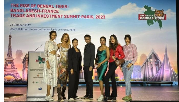 প্যারিসে লাক্স সুপারস্টার মাশিয়াতের প্রথম ক্যাটওয়াক