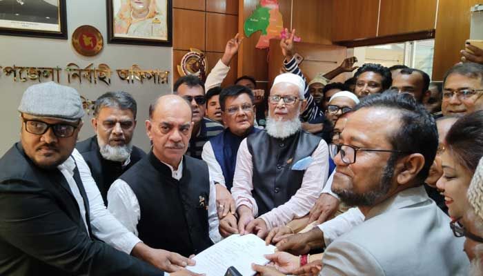 গোপালগঞ্জ-১ আসনে মনোনয়নপত্র জমা দিলেন ফারুক খান