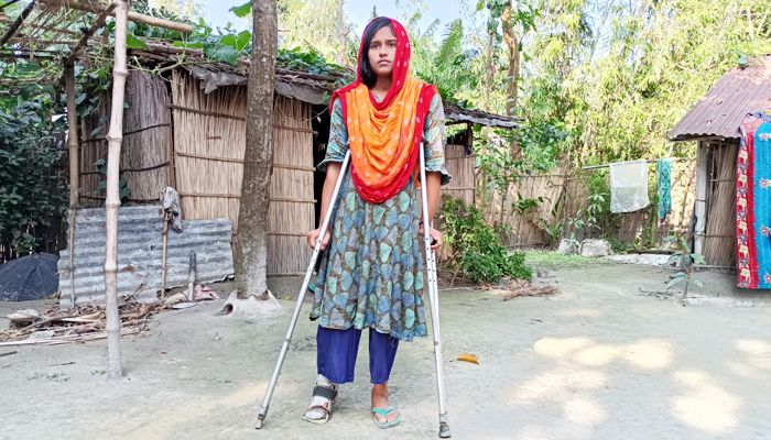 ক্র্যাচে আটকে গেছে আইরিনের জীবন