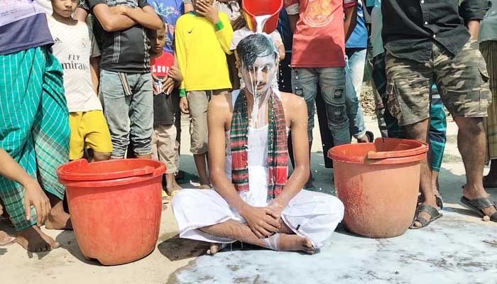 প্রেমের বিয়েতে বিচ্ছেদ হওয়ার পরে দুধ দিয়ে গোসল করে বাকি জীবনে প্রেম -বিয়ে না জড়ানোর শপথ। প্রবা ফটো
