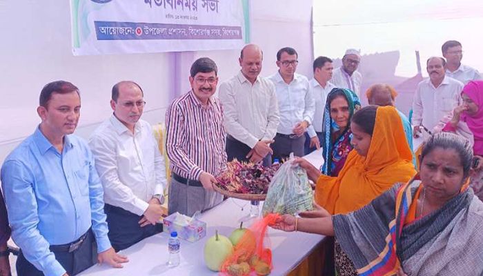 শাকসবজি উপহার পেয়ে আবেগাপ্লুত বিভাগীয় কমিশনার