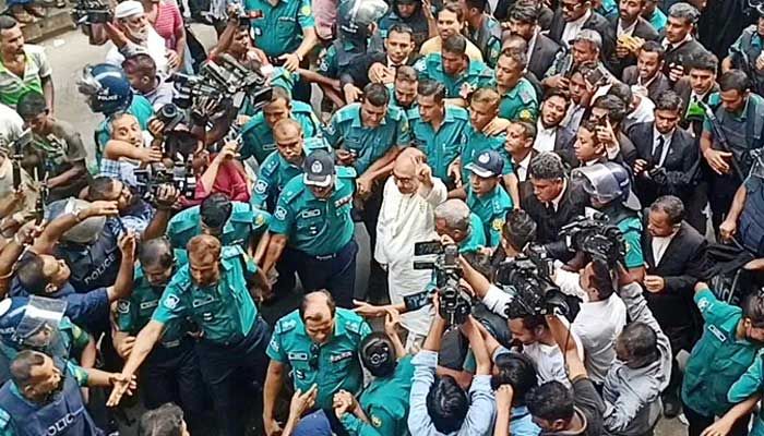 আদালতে নেতাকর্মীদের বিজয় চিহ্ন দেখালেন মির্জা আব্বাস