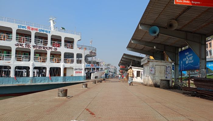 সড়কে ভয়, নৌপথে ‘ধৈর্য্যের পরীক্ষা’