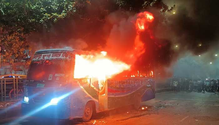 রাজধানীতে তিনটি বাসে আগুন