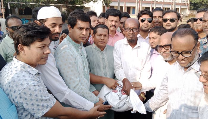 রূপগঞ্জে দরিদ্রদের মাঝে রংধনু গ্রুপের চেয়ারম্যানের পক্ষে খাদ্যসামগ্রী বিতরণ
