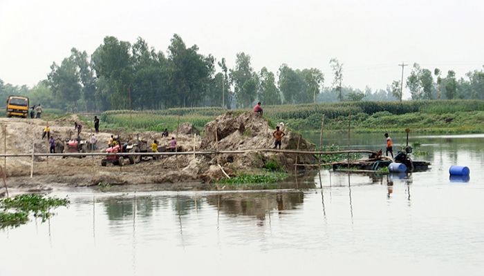 বালুদস্যুদের তাণ্ডবে বিপর্যস্ত ঘাঘট নদ