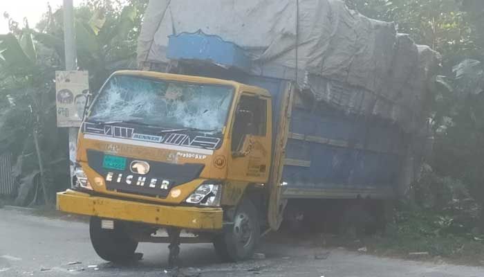 কেরানীগঞ্জে বিএনপির অবরোধে ট্রাক ভাঙচুর